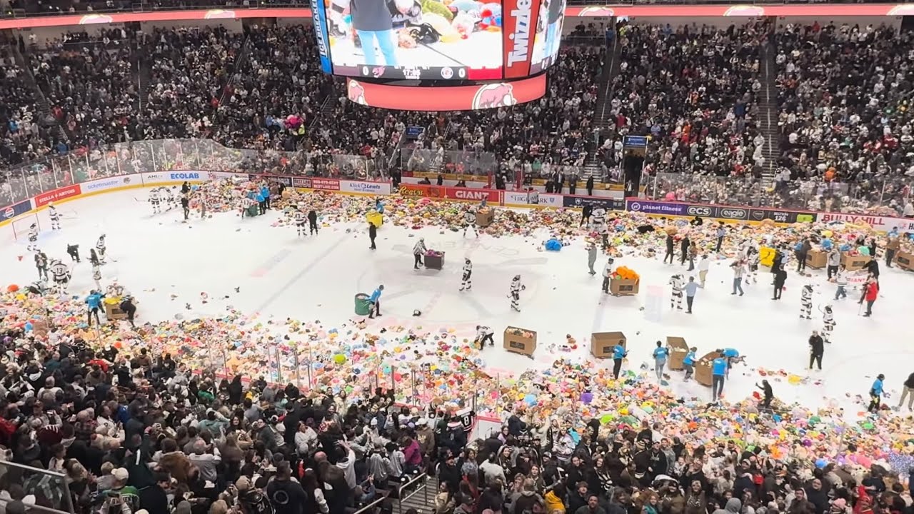 2026 HERSHEY BEARS TEDDY BEAR TOSS LIVE GOAL! (81,796 STUFED ANIMALS) | Filmed By: @BearsBack2Back 