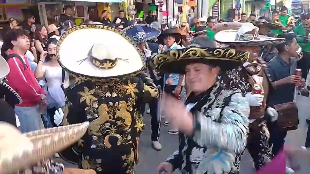 BAILENLE BAILENLE CON TODO POR QUE LA BANDA ESTA TOCANDO A TODO DAR CON CHARROS INCOMPARABLES