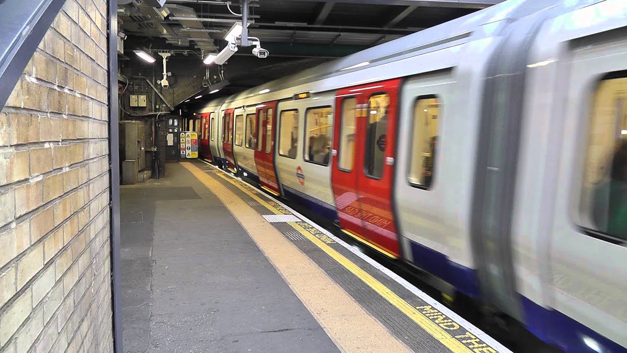 Hammersmith & City Line S7 Stock 21313 Departing Farringdon