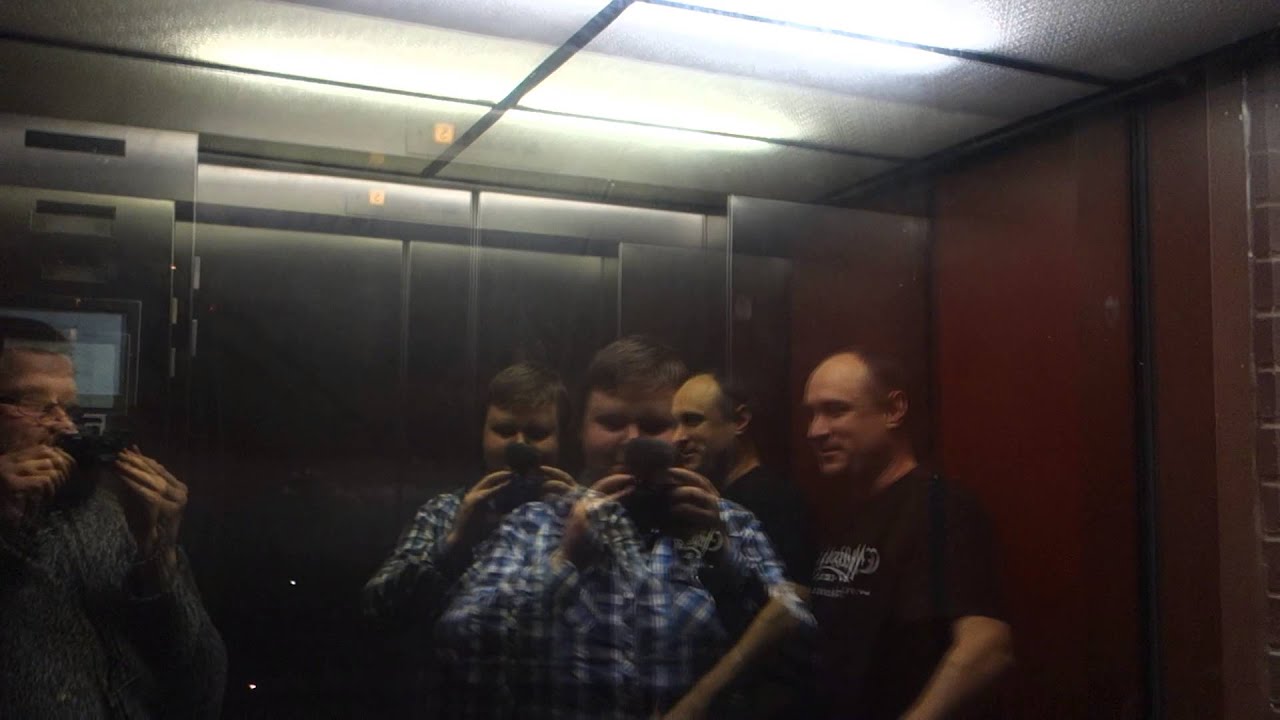 Трио! Тяговый подъёмник Dover 1981 года в гараже Center In The Square Park, Роанок, Вирджиния, США.