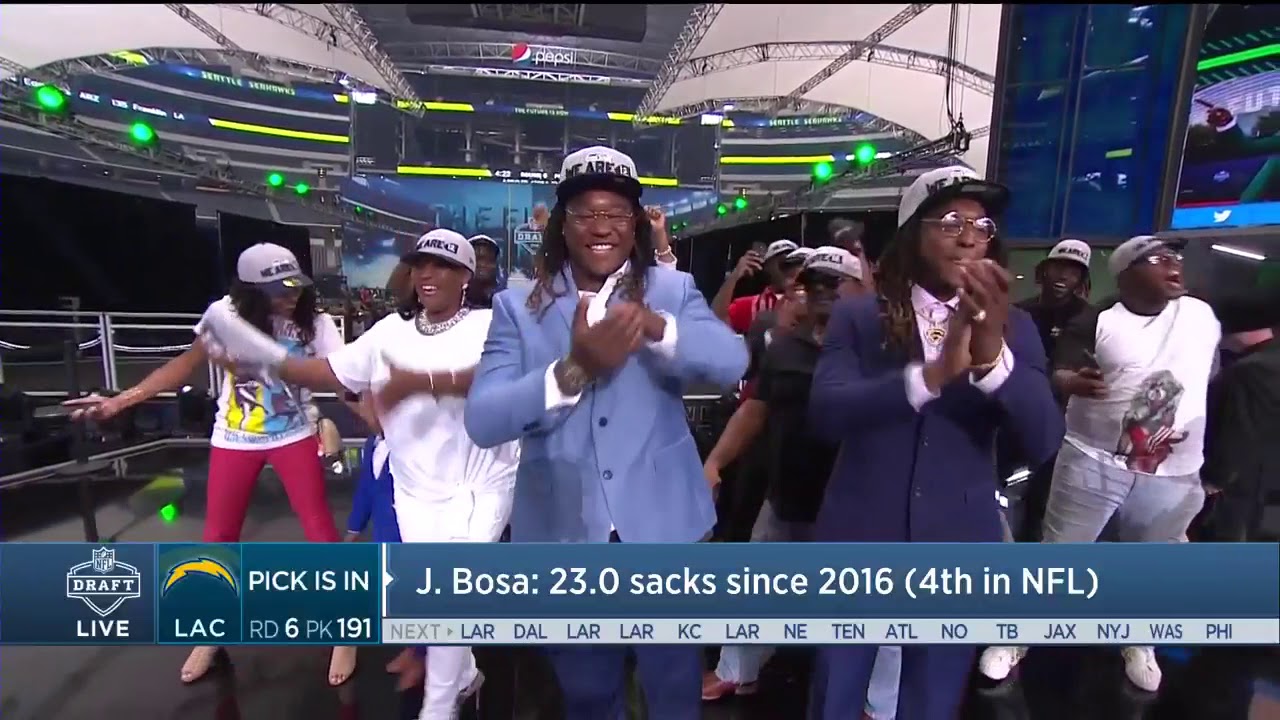Shaquem Griffin gets a standing ovation on draft stage in Dallas | Apr 28, 2018