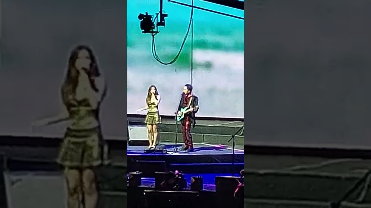 Rico sings Abot Langit  with Maris at his concert #RicoBlancoAtAranetaLive