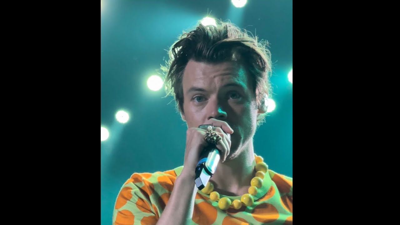 Harry Styles losing, dropping and tripping over his microphone & a clip of Harry falling in 2015