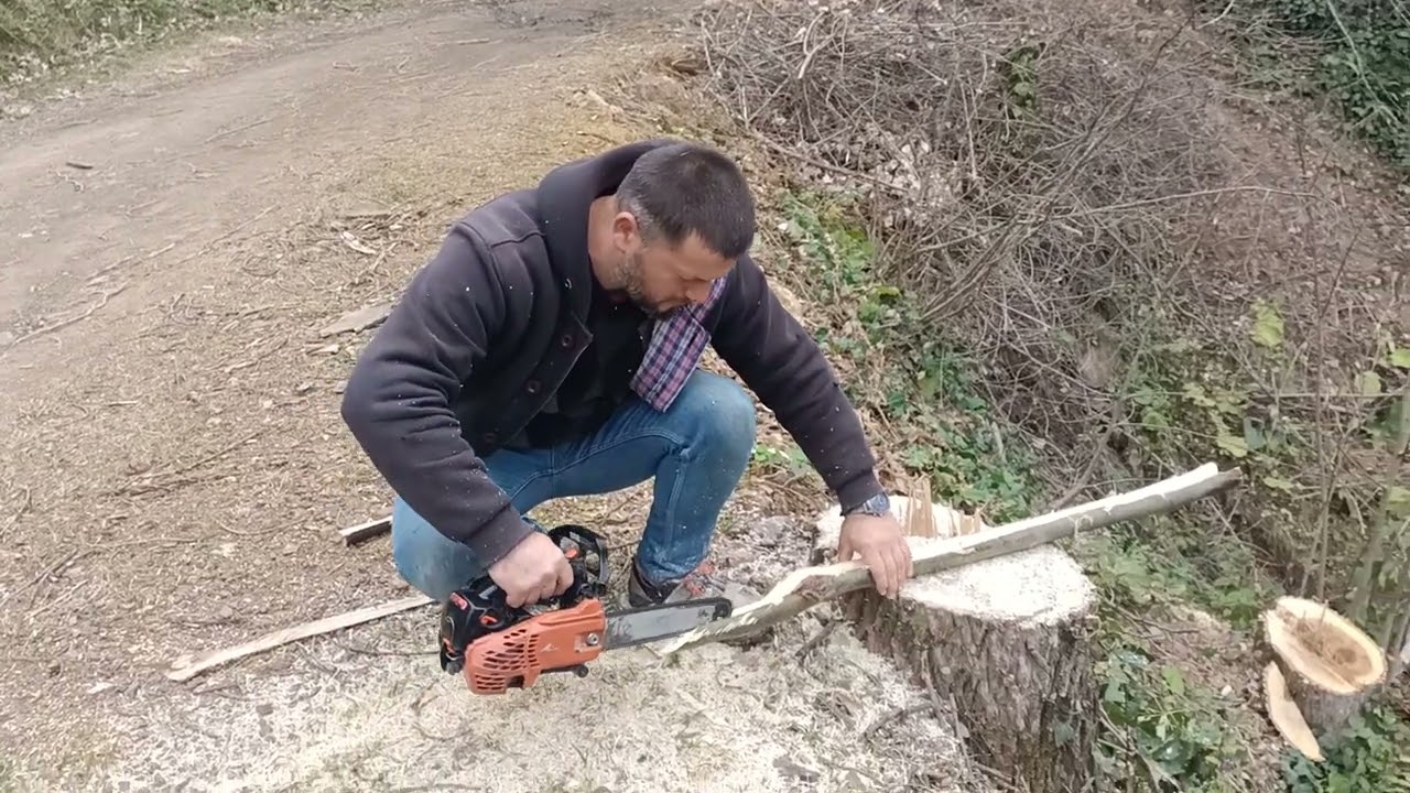Желоб для сбора воды из дерева #родниковая вода #природная жизнь