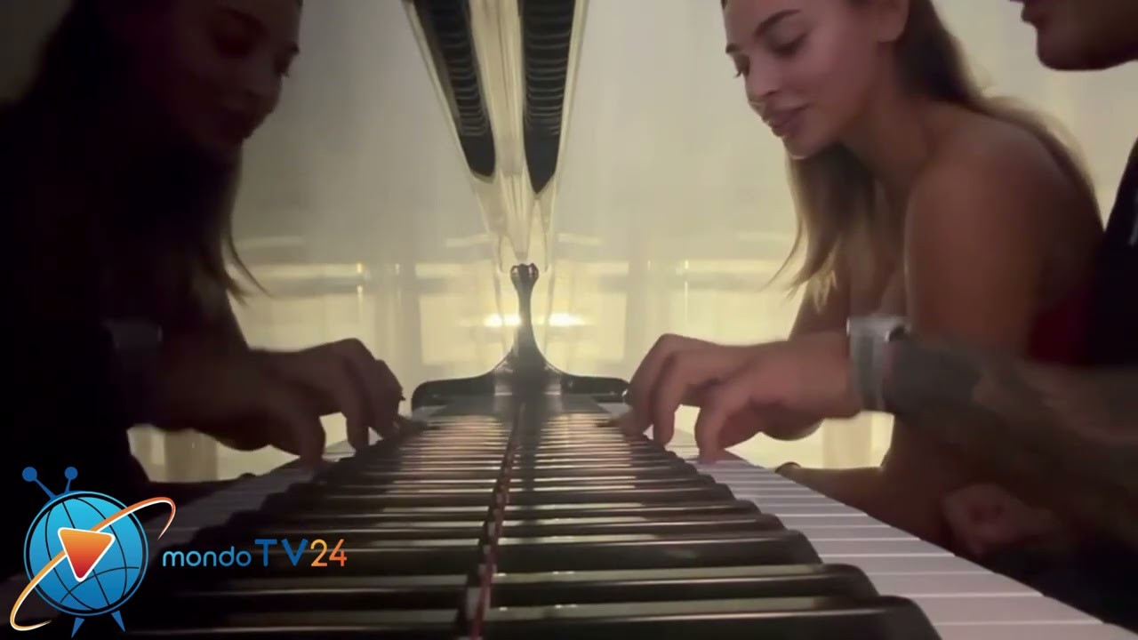 Geolier annuncia il suo nuovo singolo “Fotografia” insieme alla fidanzata davanti un piano forte 