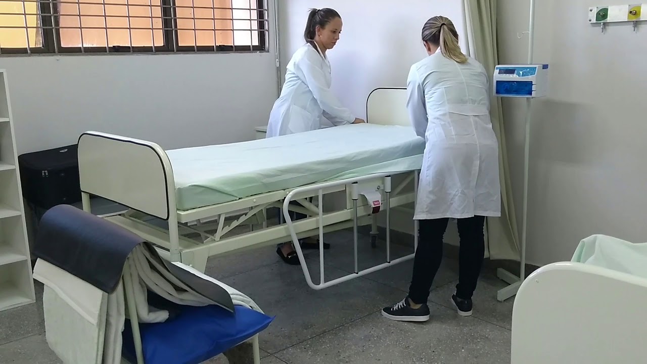 Técnica de arrumação da cama fechada.
