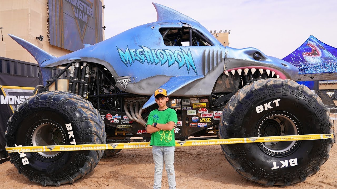 Jason dan Alex di Pertunjukan Monster Jam 🚗💥 Video Anak