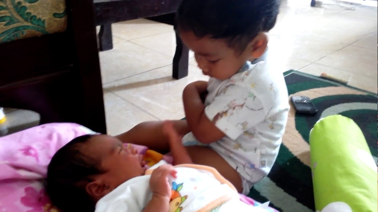 aksi bayi lucu - kakak dan adik