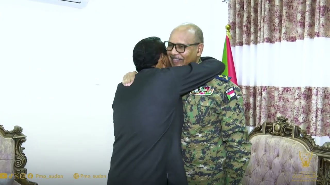 عضو مجلس السيادة الفريق جابر يلتقي رئيس الوزراء د. كامل إدريس