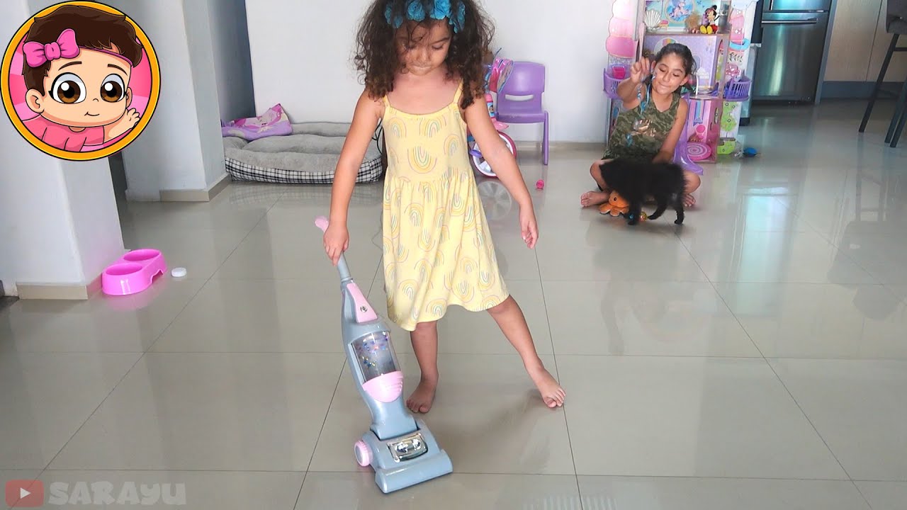 SARAYU AYUDA A HACER LIMPIEZA A MAM&Aacute; CON SU ASPIRADORA