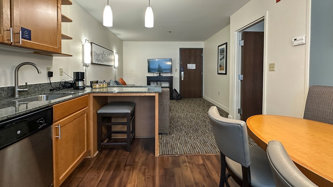 A quick tour of my suite/apartment at the Hyatt House Denver Airport (February 2026)