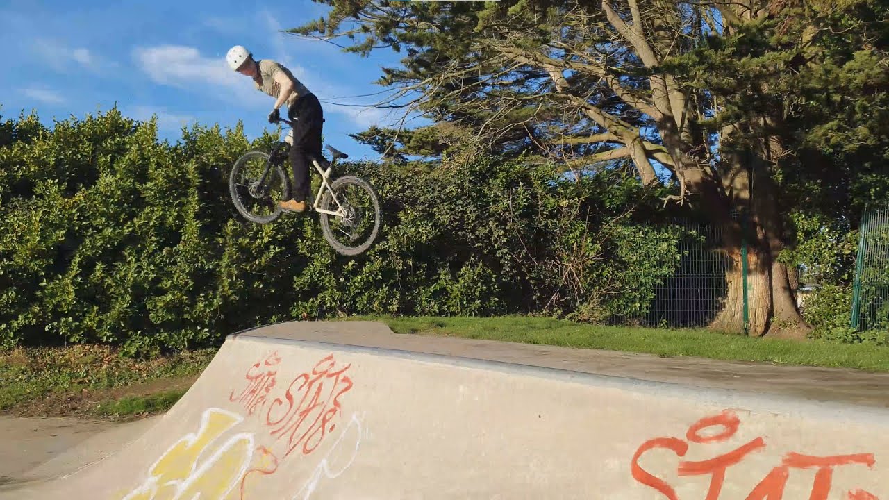 Mtb 'n' Skateparks - Commencal Meta HT AM - Joel Lewis