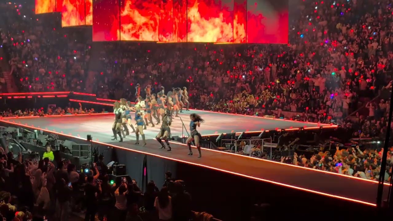 TWICE - RIGHT HAND GIRL [4K] - THIS IS FOR Tour - Montreal 2026-03-03