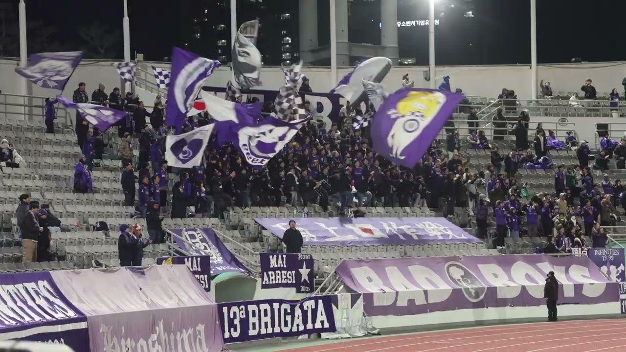 [4K] 後半アディショナルタイムに2得点を決めた選手たちを応援するサンフレッチェ広島サポーターの様子
