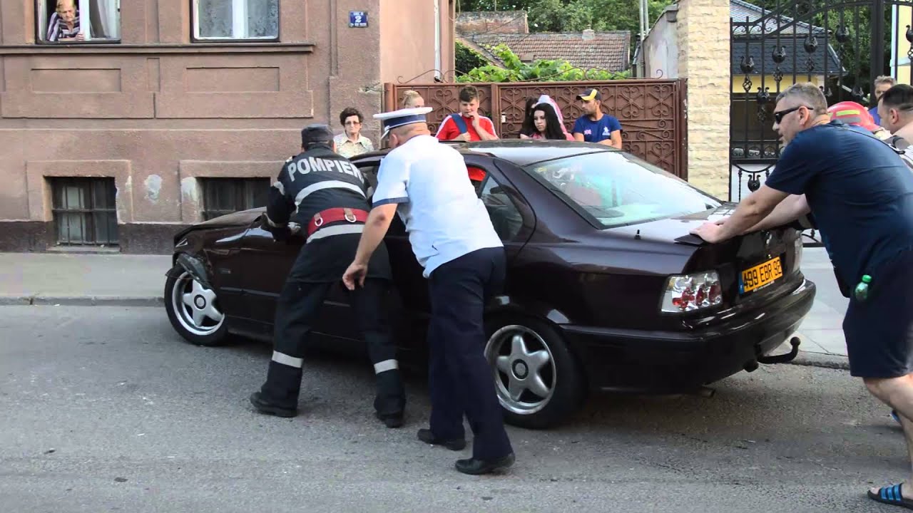 Un ţigan aflat la volanul unui BMW cu numere FALSE a provocat un ACCIDENT și a fugit
