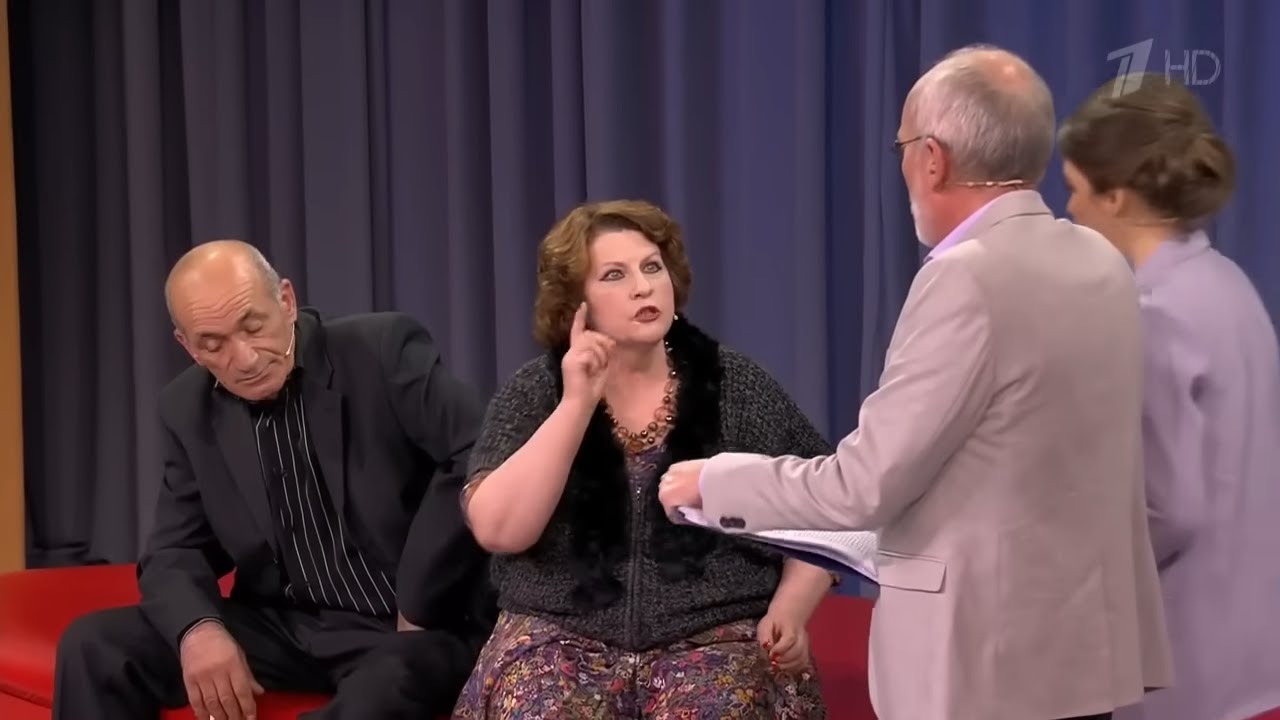 Бывшая требует полмиллиона, жена встает на защиту семьи