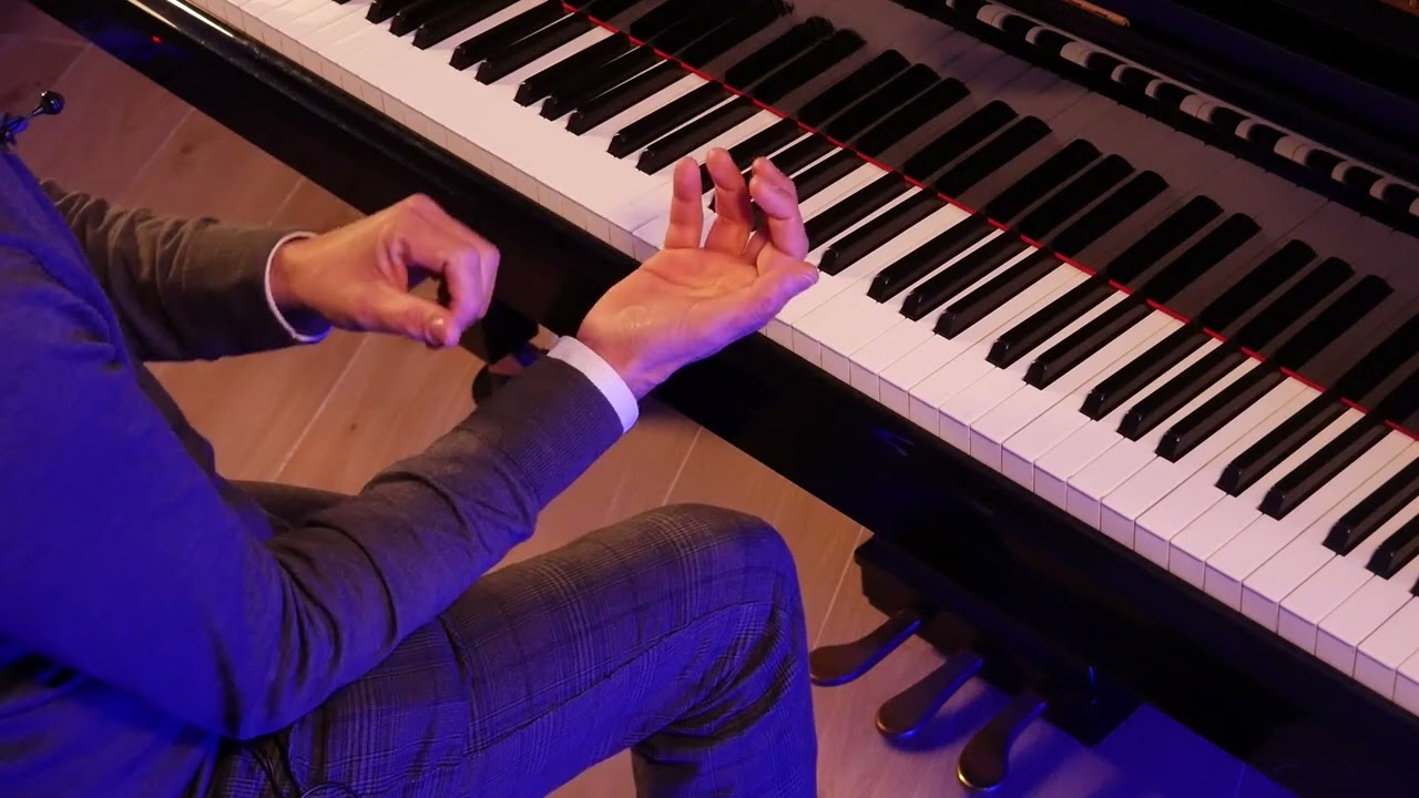 Lezione n.2 di Pianoforte - Corretta posizione della mano al pianoforte