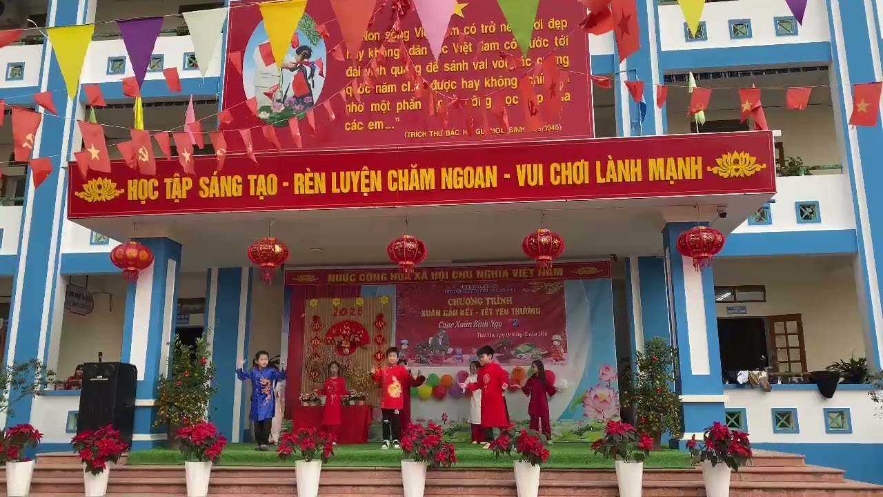 Cháu yêu múa Tết