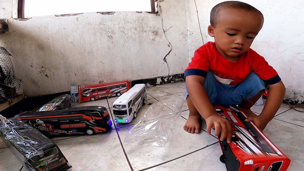 dapat banyak mainan bus telolet basuri bocah sampai joget-joget