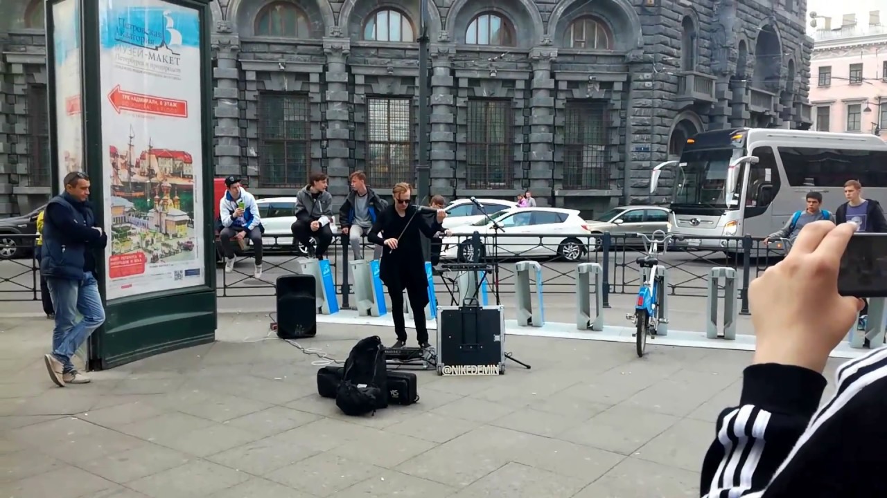Круто Играет на скрипке у метро в СПБ
