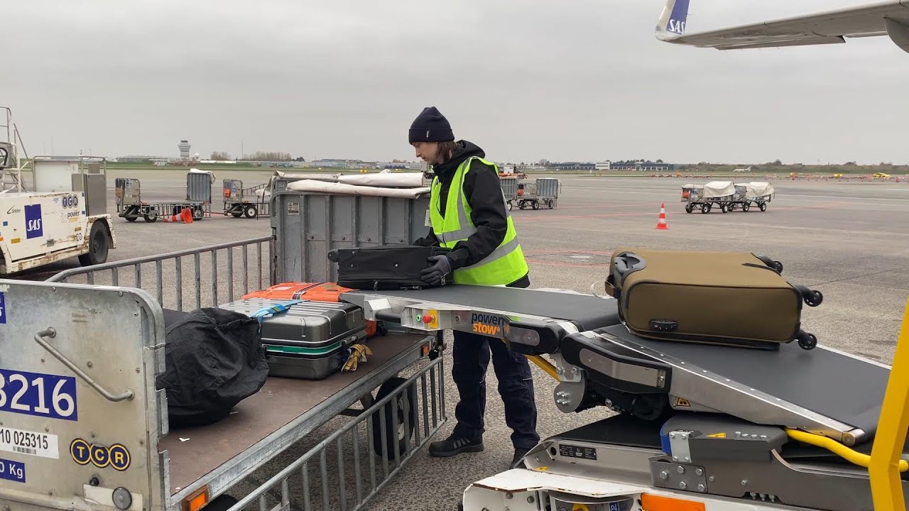 Tail Loader - Lifting aid for ergonomic and efficient baggage & cargo handling at airports