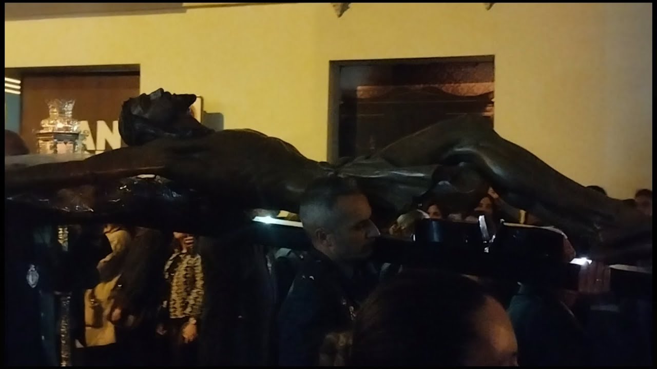 Traslado Cristo de la Expiración, canta coro al Cristo. Málaga, 2025.