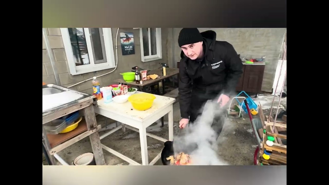 Соус в казане на костре.