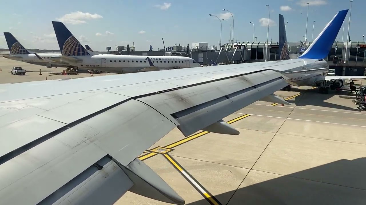 United Airlines Boeing 757-300 Pushback, Taxi and Takeoff from Chicago (ORD)