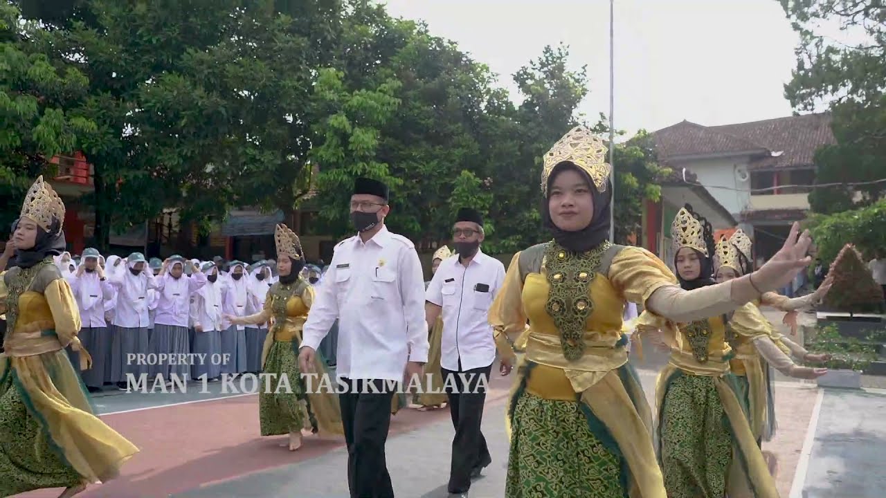 Upacara adat Pembukaan Milad ke-28 MAN 1 Kota Tasikmalaya