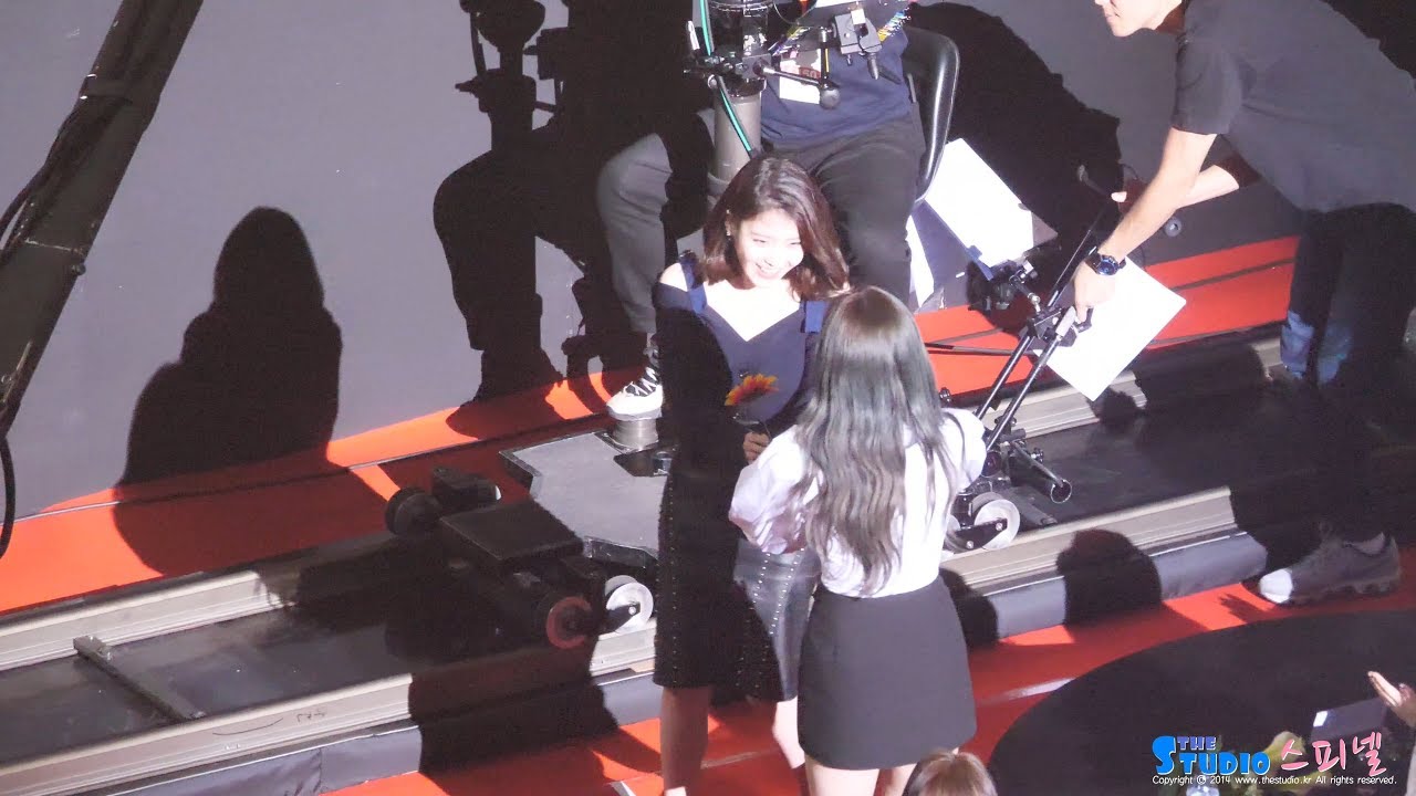 180214 아이유 수상 2번만에 꽃 전달한 트와이스 나연 직캠 TWICE Nayeon Reaction fancam (가온차트 뮤직어워즈) by Spinel