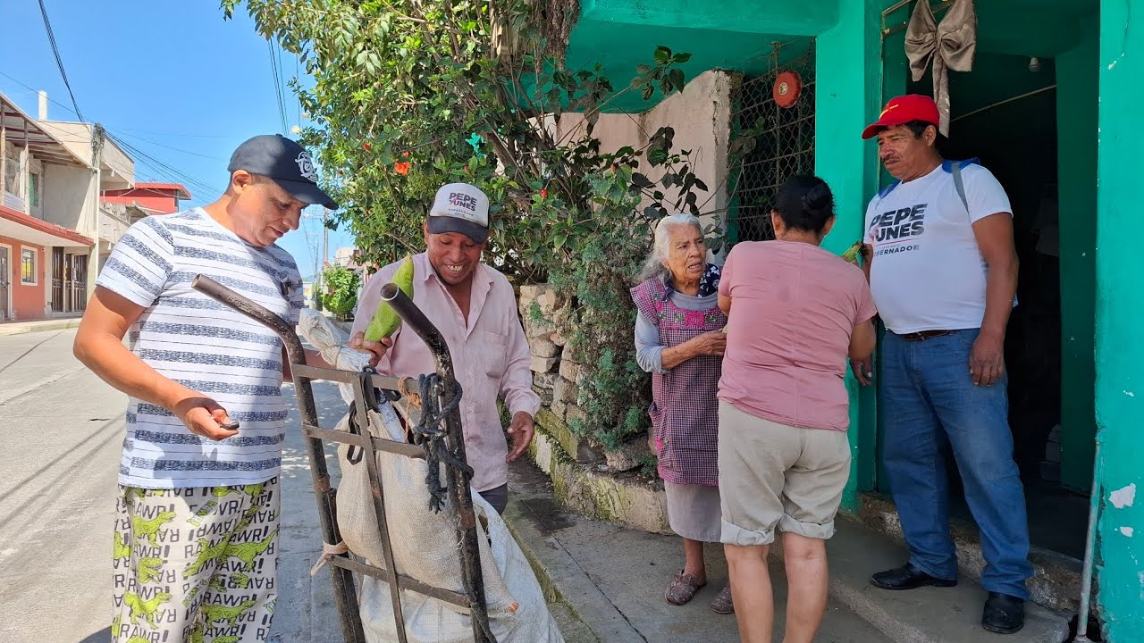 UNOS ELOTES Y COMIENDO  CON CHAQUETA EN SALSA Y EN PLATICA CON LA FAMILIA 