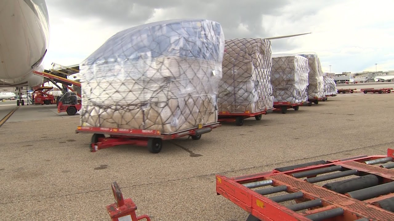 Aterriza en Madrid avión con material sanitario comprado en China por la CAM