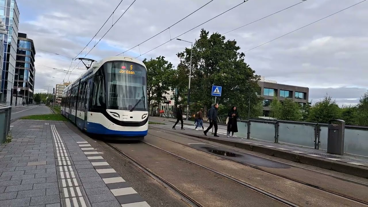 GVB 15G tram 3046 op lijn 5 bij de halte Station Zuid 25-9-2022 @openbaarvoerfreak