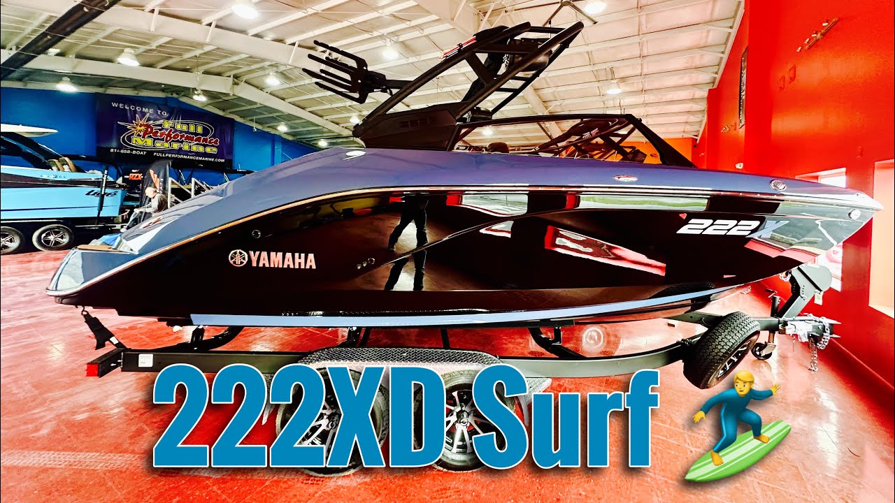 Yamaha 222XD Surf Series 2026 года выпуска, цвет «сланцево-синий» с обивкой цвета «коньяк».