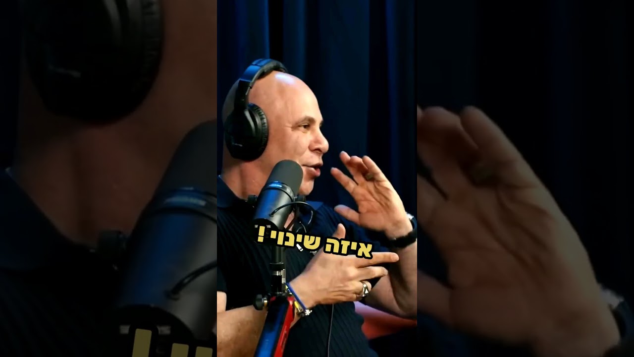 עדן מחליט להפתיע את אילון ולתת לו לנתח את כתב היד שלו בלייב