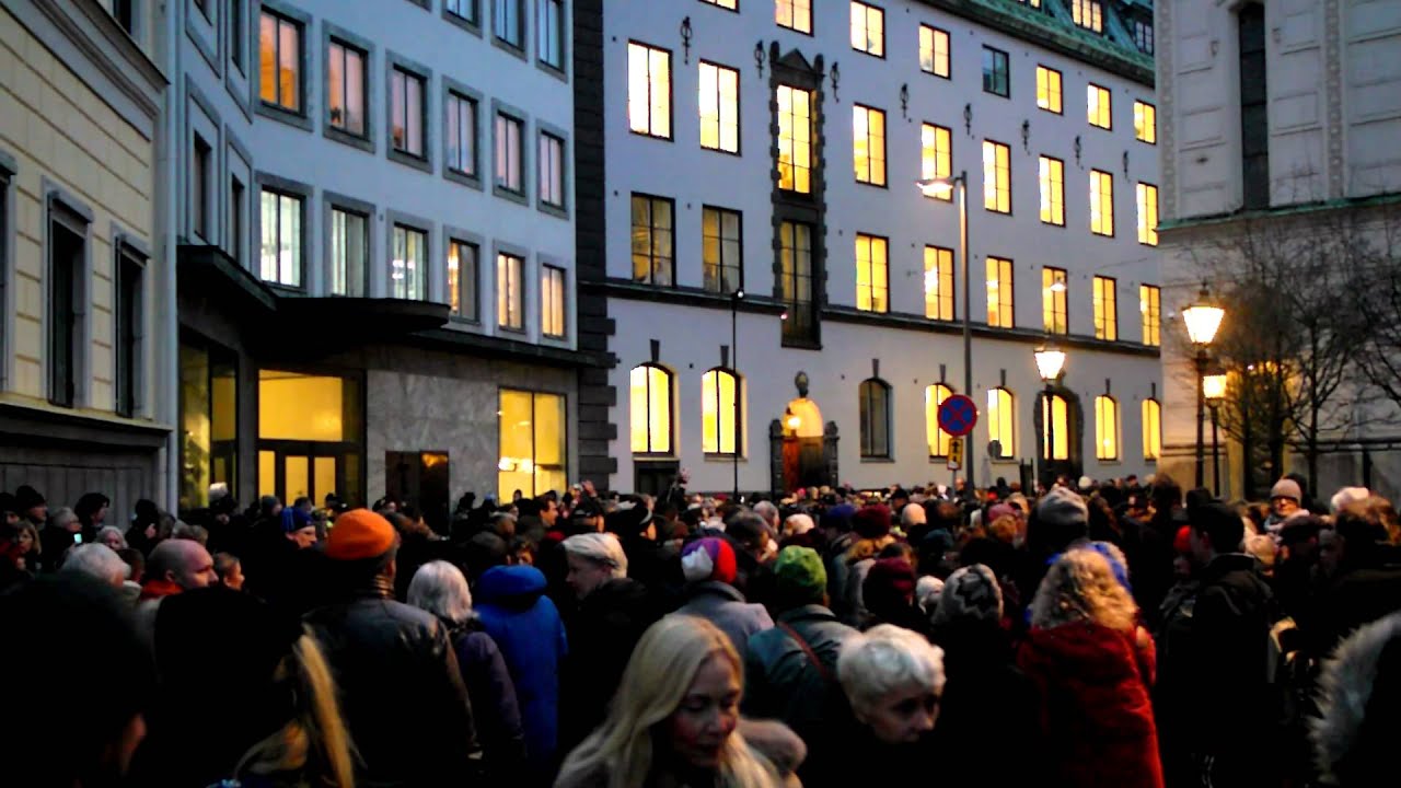People living in Stockholm form a human shield around the Synagogue of Stockholm