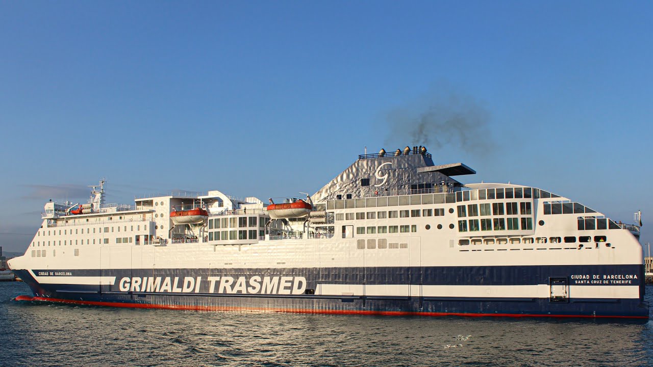 Entrada del ferry Ciudad de Barcelona de Trasmed por la bocana norte del puerto de Barcelona.