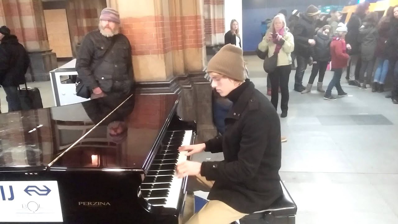 Play me, I'm yours - Amazing pianist in Amsterdam