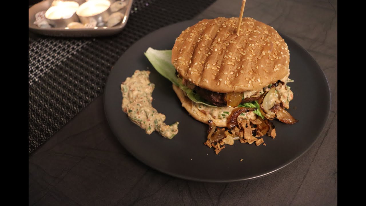 Burger  własnej roboty z przepysznym sosem 