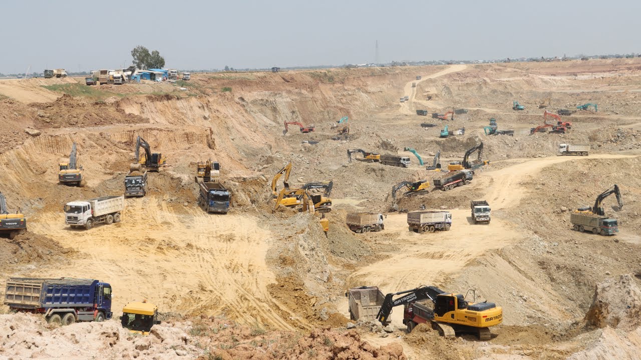 SUPER!! Huge Excavator & Truck Digging Moving Loading Rock Dirt Into Dump Truck Operator View