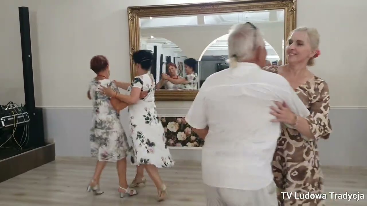 POTAŃCÓWKĘ LUDOWĄ CZAS ZACZĄĆ kapela skocznym rytmicznym utworem zachęca gości do tańca 