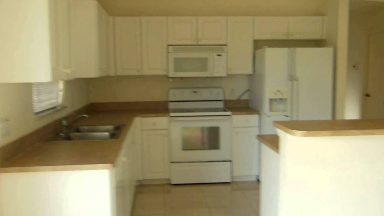 Casa de renta 3 cuartos 2 banos 2 garages  $950 mensual