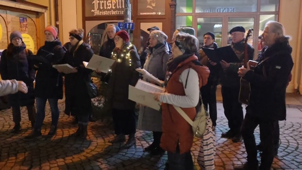 in Bautzen zum Adventsbeginn 2025 zwei Ch&ouml;re in der Reichenstra&szlig;e