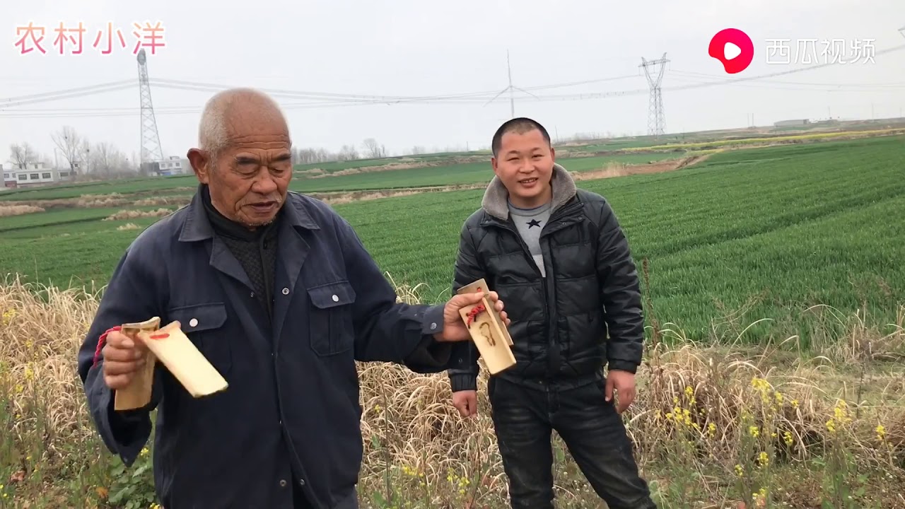 农村80岁大爷打莲花落30年，一看就是行家，打的真不错