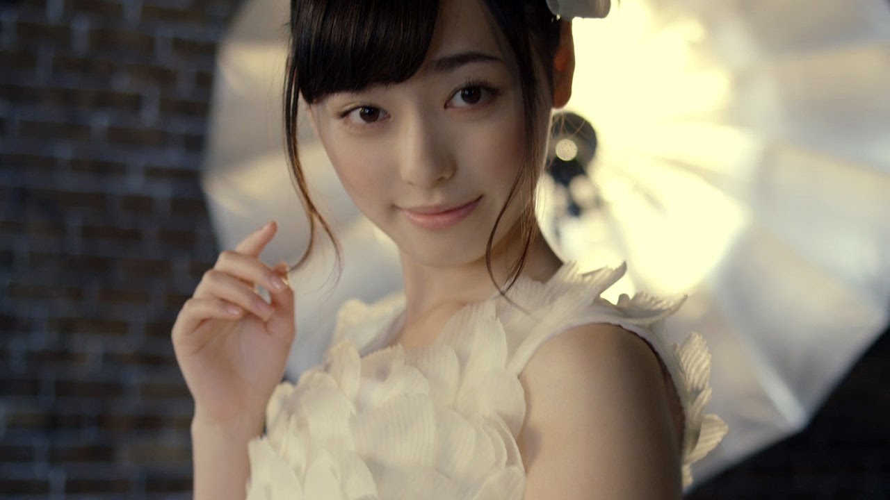 福原遥、ドレスをちぎって口に…　大人な表情にドキッ　「ののじ 根菜フリルサラダ 削り～ナ」WEB動画「フリルドレス」編
