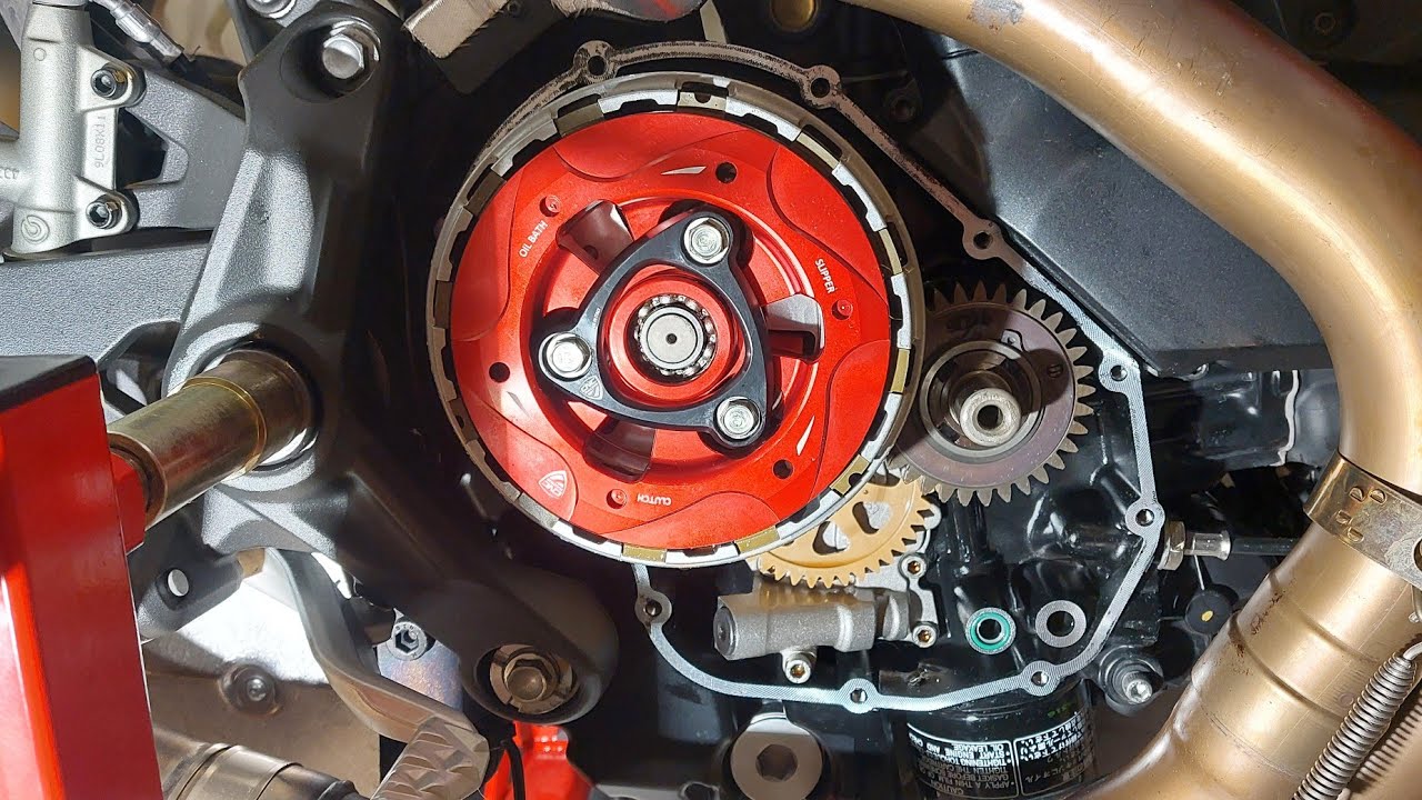 Ducati Monster 821: konwersja sprzęgła.