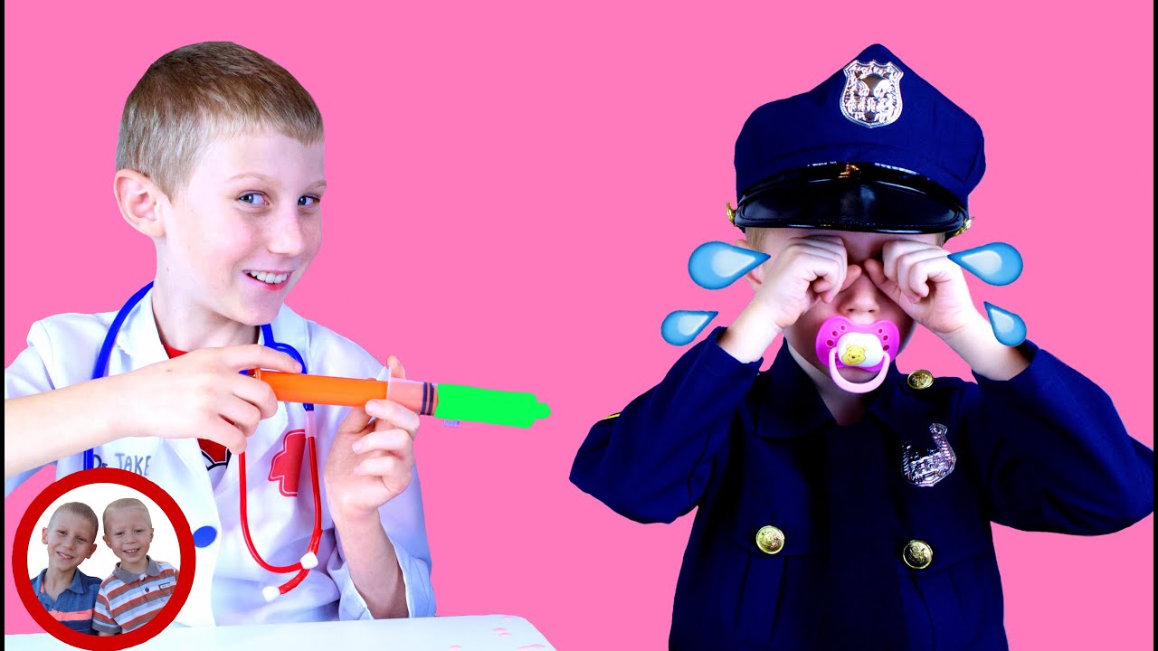 Ушная инфекция у полицейского | Доктор набор игрушек | Майк и Джейк притворяются, что играют