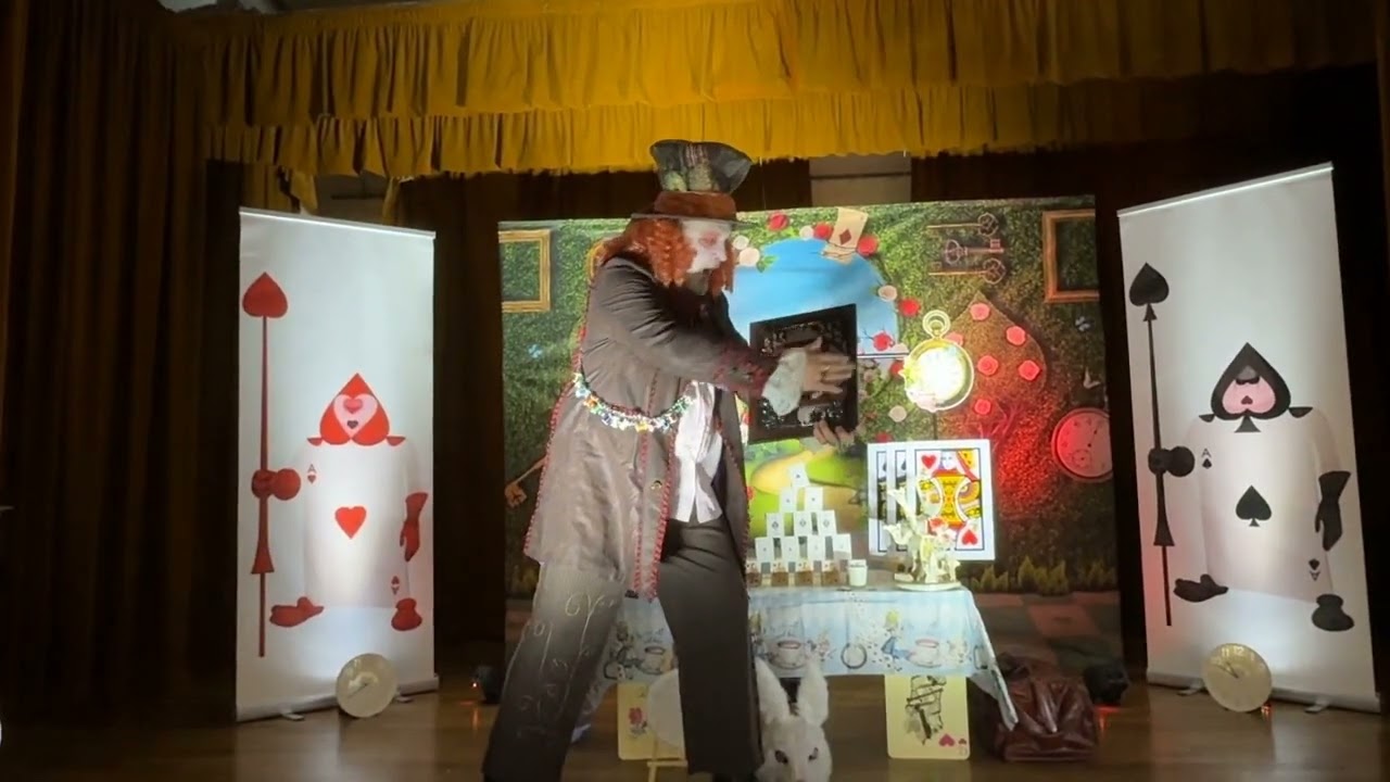 Plongez dans un Univers Magique avec Alice et le Chapelier Fou !