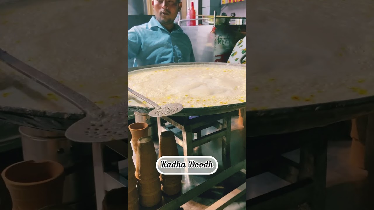 Kadha hua Doodh.🥛Vrindavan special.#shorts #youtubeshorts #saffronmilk #halwaistyle #shortsfeed.