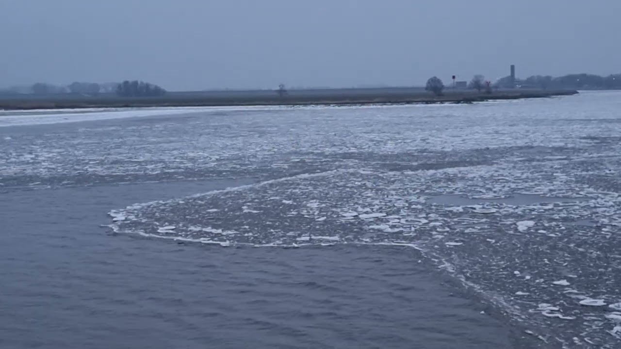 Elbfähre fährt in die Eisschollen zum Anleger in Wischhafen 